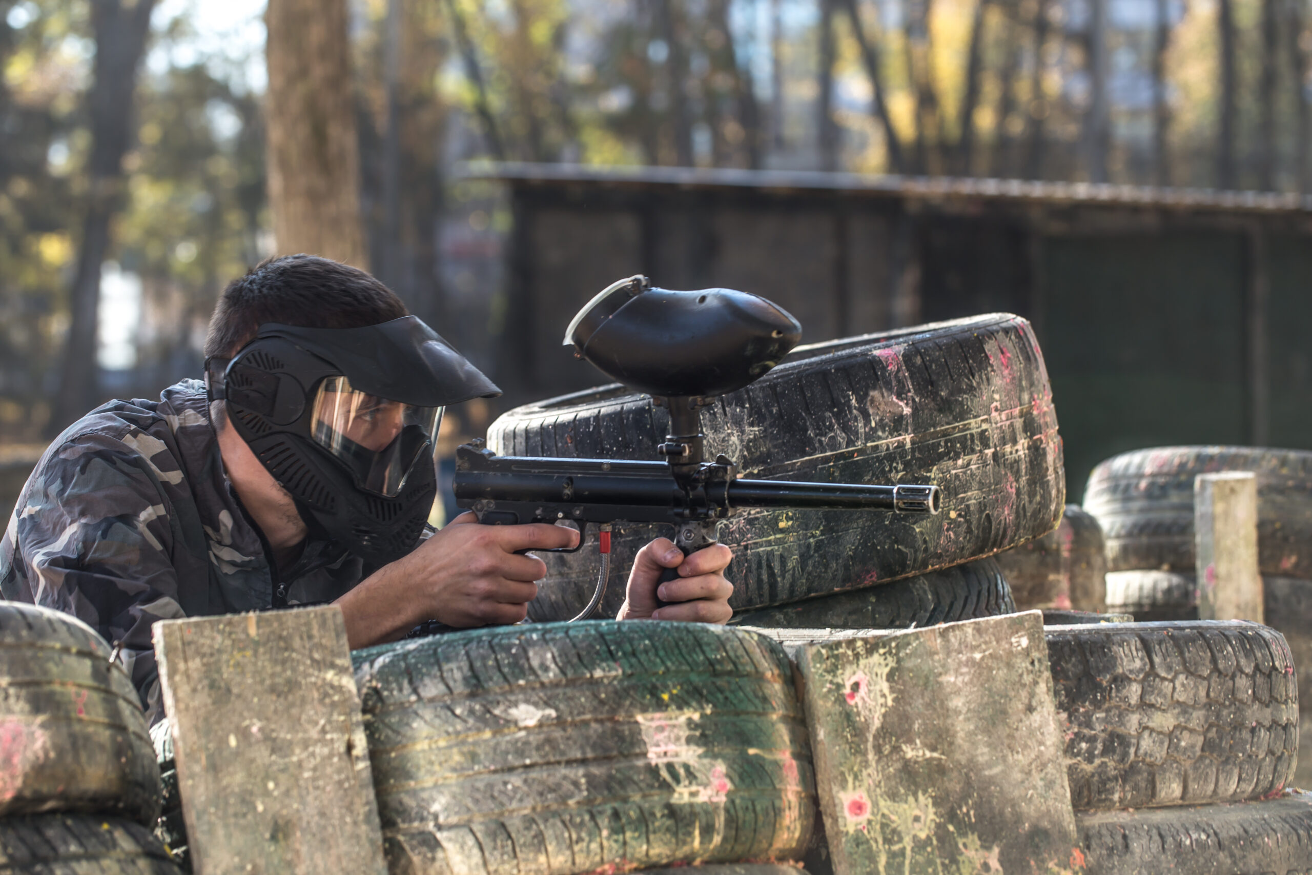 A man with a gun in a uniform and a mask on his face, playing paintball . Sports active games in the fresh air. SSUCv3H4sIAAAAAAAACnSRTW/DIAyG75P2HyLOjZSvfqT/odLu1Q4OOA0qhQrIpqnqf58JYeOw3fBj+7Vf83h9KQo2gJOcHYtHiCiWSs3OW/DSaMLVZuUWtUCbExTSGytB5XAAzycNNySoZ6UCfi5J5jz42aELw1bEweOFNCL8kYgbnWNcpMSSpA5KMbbJmJuHhSUUxf/pfENzV/hX/wn1r0R8vCdbcEHNv5bNM0cWFUJ0dI6l7Prp0d5yjzALaTJ7H4aDCgVtpnS3kkt9ydqMn5ZzpzZuZu1tWIE1dZ/2Z8qYOwxk6FiMJIuJT+AcdYjEs1mc/tfcslHa+MXDelUm6FdCWLdNvat2XXOoq7bv9od6LYg/OUnSWTZKQhTzqxS5exk2YEhSLd93JQ6clx3iWPaNgHLXb/m+HqtRtFu6/fMbAAD//wMAugGII5MCAAA=
